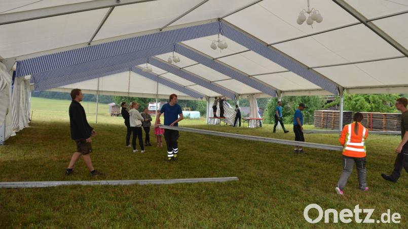 Nullkommanix stand das Festzelt in Oberlind auf der Wiese bei Hans Meier, unmittelbar neben dem Schützenhaus, die am kommenden Wochenende Festwiese beim 50-jährigen Gründungsjubiläum der St-Thomas-Schützen sein darf. Bild: dob