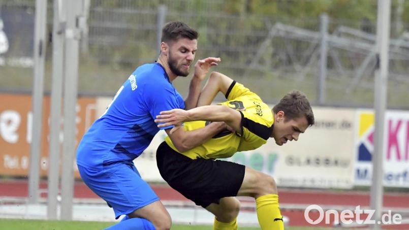 Julius Hammer (rechts) vom FC Amberg will in dieser Szene mit allen Mitteln verhindern, dass Jonas Gmeinwieser (links) vom 1. FC Bad Kötzting an den Ball kommt. Bild: Hubert Ziegler