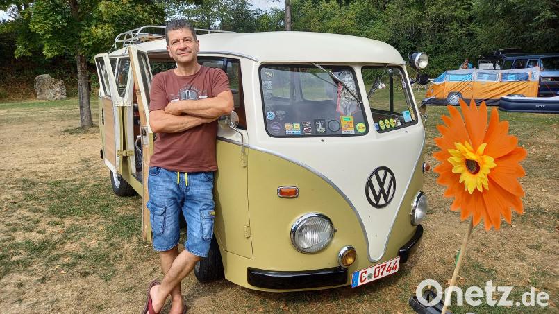 Mike Pelloth und sein DDR-Bulli-Nachbau aus Holz: Am Badeweiher in Gleiritsch ist der T1 des Chemnitzers einer der Hingucker beim Treffen der Fans von luftgekühlten Motoren. Bild: bl