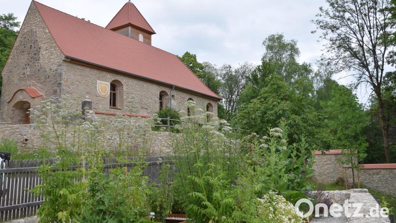 Ein Blick über den Schloss-Kräutergarten von Lutzmannstein hinauf zur ehemaligen Pfarrkirche St. Maria und Luzia lässt Träume und Erinnerungen aufkommen. Das Dorf liegt im militärischen Sperrgebiet. Bild: bö