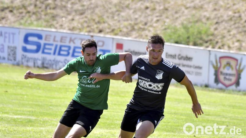 Der vom FC Amberg gekommene Neuzugang des SV Inter Bergsteig Amberg, Matthias Brinster (rechts), kann in dieser Szene den Ball vor Andreas Hammerl vom ASV Haselmühl sicher abschirmen. Bild: Hubert Ziegler