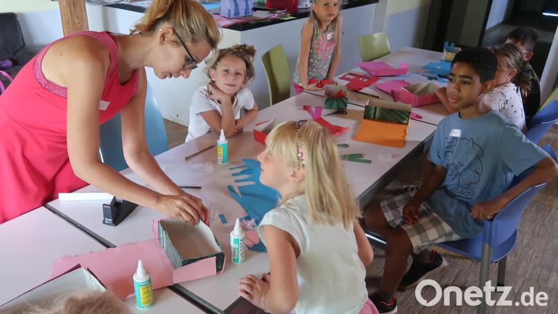 Fleißig bastelten die Kinder ihre Schatzkästchen und überlegten dabei, mit was sie sie später füllen würden. Bild: Kunz