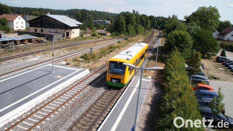 Die Bahnstrecke Schwandorf-Furth im Wald - im Bild der Bahnhof Bodenwöhr - soll elektrifiziert werden. Bild: sir