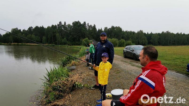 Der siebenjährige Finn Richthammer hörte im Beisein seines Vaters Alfons von Jugendwart Patrick Hopfner einiges über die Angelausstattung und übte das Auswerfen der Angel. Bild: gz