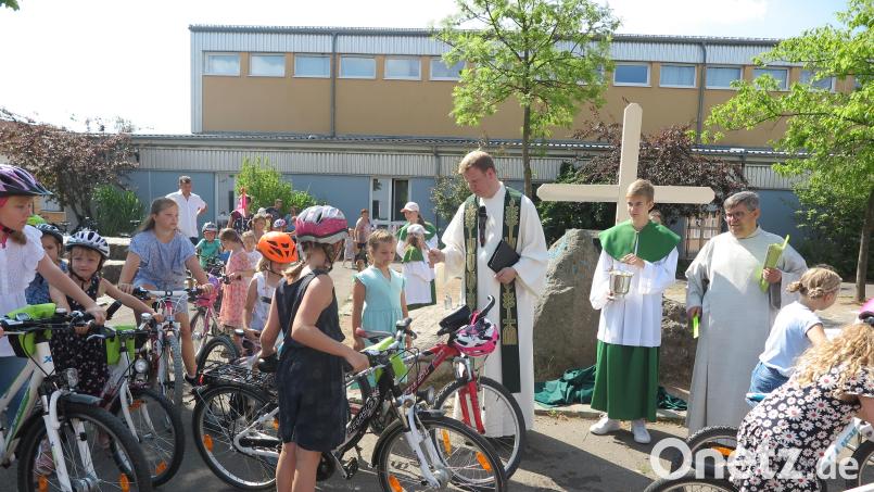 Stadtpfarrer Thomas Kraus segnete die Fahrräder der Kinder. Bild: jzk