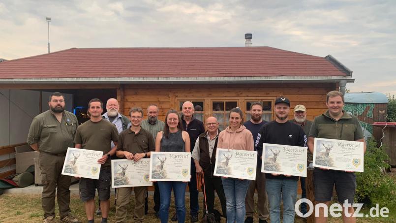 Die erfolgreichen Jagdkursteilnehmer mit ihren Ausbildern und Kursleiter Stefan Frank (links). Bild: exb