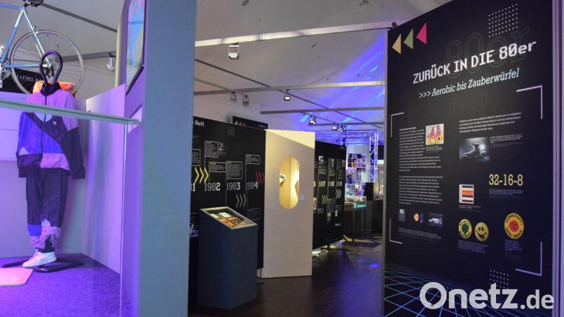Ein Blick in die Ausstellung der 80er-Jahre im Amberger Stadtmuseum. Bild: Julia Riß/exb