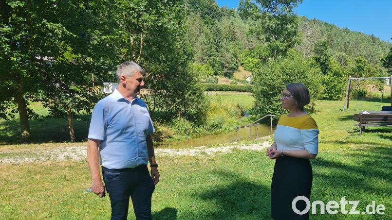 Bürgermeister Reiner Pickel zeigt der Bundestagsabgeordneten Susanne Hierl unter anderem das Wassertretbecken in Haunritz. Bild: sgö