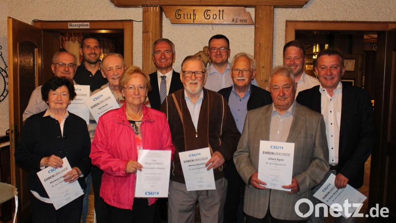 Für ihre Treue zur CSU dankten Kreisrat Florian Bart (Dritter von links), Kreisvorsitzender Harald Schwartz (Sechster von links), Ortsvorsitzender Patrick Fröhlich (Fünfter von rechts) sowie JU-Kreisvorsitzender Henner Wasmuth (Zweiter von rechts) den Jubilaren. Bild: paf