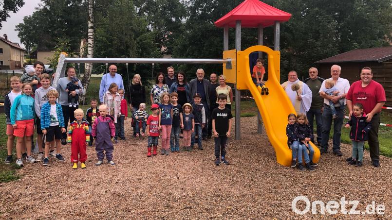 In Guttenthau bei Speichersdorf wurde nun der 16. Spielplatz der Gemeinde eingeweiht und eröffnet. Rund 40 Kinder und ihre Eltern kamen zur Veranstaltung am Samstag. Bild: Gemeinde Speichersdorf/exb