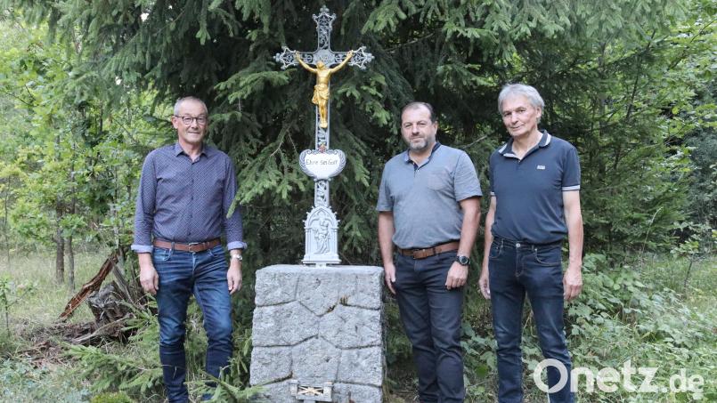 Bürgermeister Erwin Geitner, Heimatvereinsvorsitzender Hubert Haas und Pfarrgemeinderatsvorsitzender Josef Weinfurtner (von links) freuen sich über das neue Kreuz der Zink`n-Marter. Bild: mrr