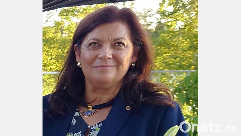 Regina Kestel (rechts) verlängert um ein weiteres Jahr als Präsidentin des Lions-Clubs Neustadt/WN-Lobkowitz. Erster „Vize“ ist Florian Schott, zweite Vizepräsidentin Andrea Gollwitzer. Bild: bgm