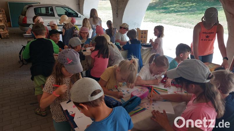Beim Ferienprogramm-Angebot der &quot;Jungen Kirche&quot; wurde im Pfarrgarten in Wiesau fleißig gebastelt. Bild: Bernadette Oppl/exb
