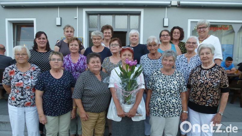 In Feierlaune zeigen sich &quot;Die Unverbesserlichen&quot; aus Thansüß. Mit dabei Vorsitzende Annette Meyer (vorn, Mitte, mit Blumen) und die 30 Jahre amtierende Gründungsvorsitzende Rita Wurzer (rechts). Bild: bk