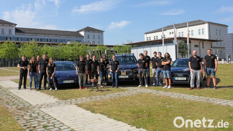 Das Automotive-Team der OTH Amberg-Weiden mit ihren Forschungsfahrzeugen Bild: Wiesel/OTH Amberg-Weiden/exb
