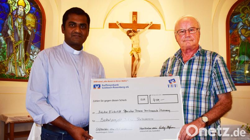 Der Vorsitzende desKapellenbauvereins Stifterslohe, Ludwig Hofmann (rechts), überreicht eine Spende von 400 Euro an Pfarrvikar Thomas Sanikommula für dessen Schulprojekt in seinem Heimatdorf in Indien. Bild: no