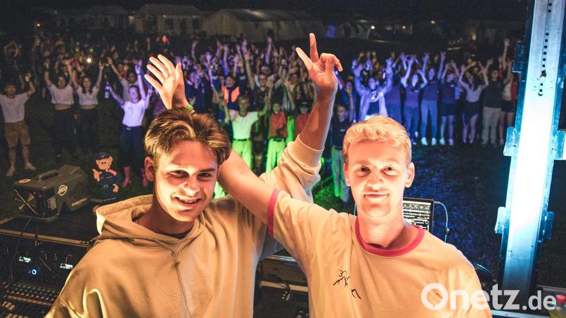Zum Abschluss des großen Zeltlagers der Feuerwehr gab es noch einmal ausgelassene Stimmung beim DJ- und Lagerabend. Bild: Kreisbrandinspektion Schwandorf/exb