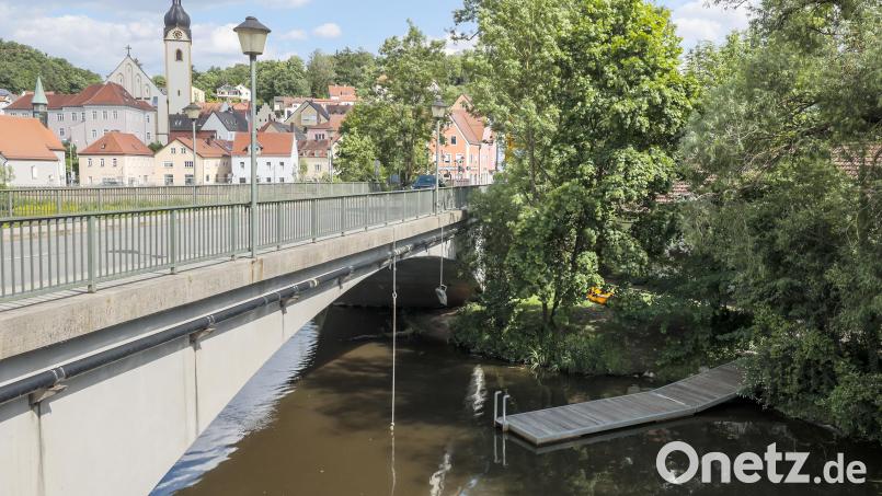 Die mittlere Naabbrücke zwischen Wöhrvorstadt und Stadtpark (rechts) wird erneuert. Bild: Hösamer