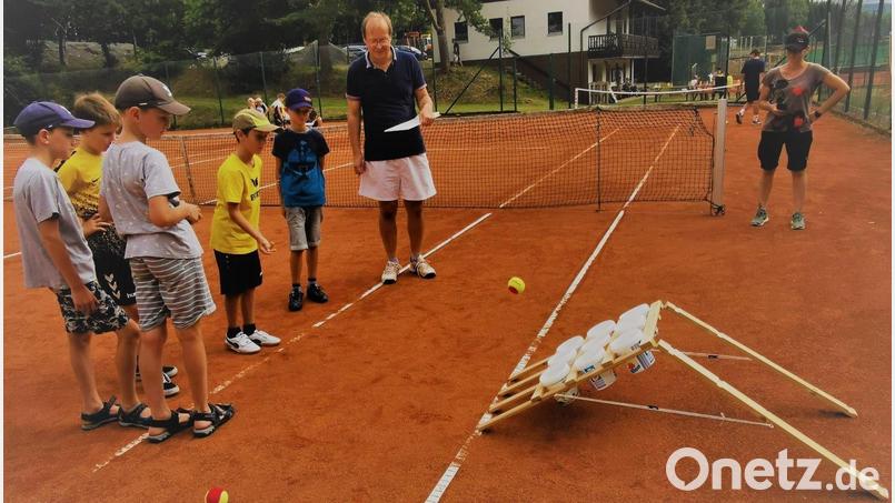 Der Tennisball musste in einen der neun Eimer liegen bleiben und dafür gab es von Vorsitzenden Markus Lindner einige Punkte. Bild: gz