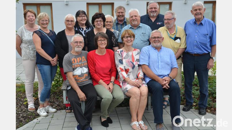 Karin Gesierich (sitzend, Zweite von rechts) steht nach wie vor an der Spitze des Vereins "Lebenswert", der den Laden "Zeitlos" am Marktplatz betreibt. Maria Striegl (stehend, Fünfte von links) ist eine der ehrenamtlichen Verkäuferinnen. Bild: dob