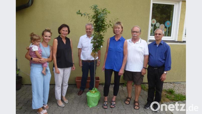 Abschied und Neubeginn im Kindergarten: (von links) Lisa Koppmann (Elternbeirat), Renate Lehr, Karl Bauer, Karin Wilterius, Josef Schweiger, Pfarrer Varghese Putenchira. Bild: bk