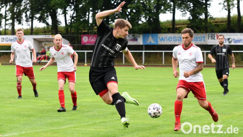 Jonas Baumgärtner vom TSV Konnersreuth bringt den Ball mit der Hacke aufs Wiesauer Tor. Dominic Thoma (rechts) und den Akteuren der SpVgg blieb bei der 0:6-Heimklatsche in der Schlussphase nur das Staunen. Bild: Gebert