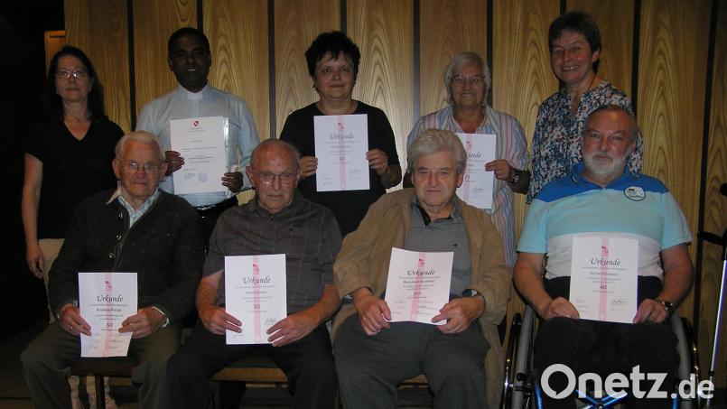 Die KAB Neusorg ehrte in ihrer Jahreshauptversammlung treue Mitglieder: Andreas Panzer (sitzend, von links), Alfred Dötterl, Bernhard Buchner, Gerhard Dötterl sowie (stehend, von links) Christine Sollfrank von der KAB-Diözesanleitung, Präses Julius Johnrose, Monika Dötterl, Rita Veigl und KAB-Vorsitzende Gabriele Söllner. Auf dem Bild fehlen Gertraud Riemenschneider und Gerhard Schmidt. Bild: öt
