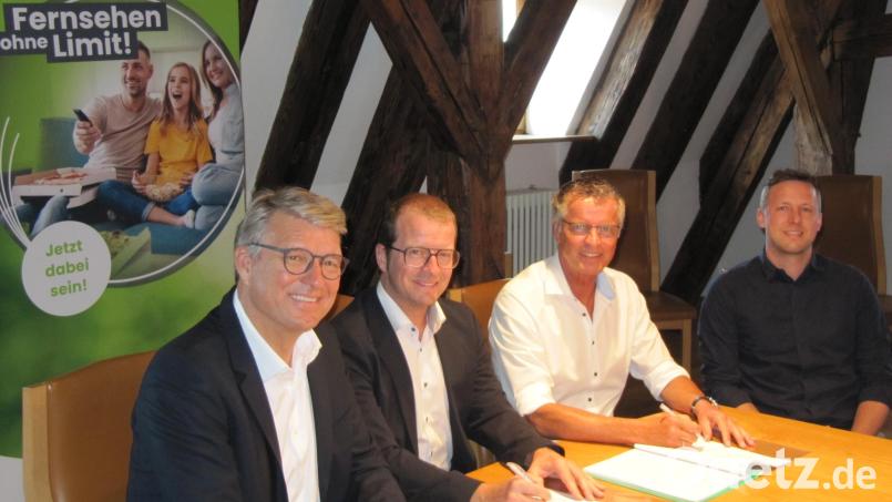 Gemeinsam in die digitale Zukunft der Stadt Hirschau (von links): Jürgen Hernichel (CEO von Glasfaser Direkt), Markus Jobst (Geschäftsführer und Regionalleiter Süd der Glasfaser Direkt), Bürgermeister Hermann Falk, Sebastian Krysa (Breitbandberatung Bayern) bei der Unterzeichnung des Kooperationsvertrages im historischen Rathaussaal. Bild: fg