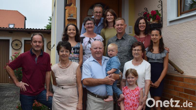 Im Kreise ihrer Familie feierten Anna und Willi Kopp das Fest der Eisernen Hochzeit. Fünf Enkel und sechs Urenkel sind die große Freude der glücklichen Großeltern. Bild: bnr