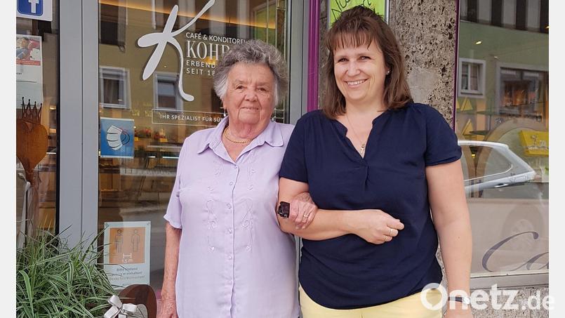 Heidi Banzer (rechts) holt Anni Gruber per Auto von zu Hause ab und begleitet sie zum Erbendorfer Seniorentreff. Die rüstige Rentnerin geht unter anderem auch mit zum Singnachmittag ins Altenheim. Bild: ban