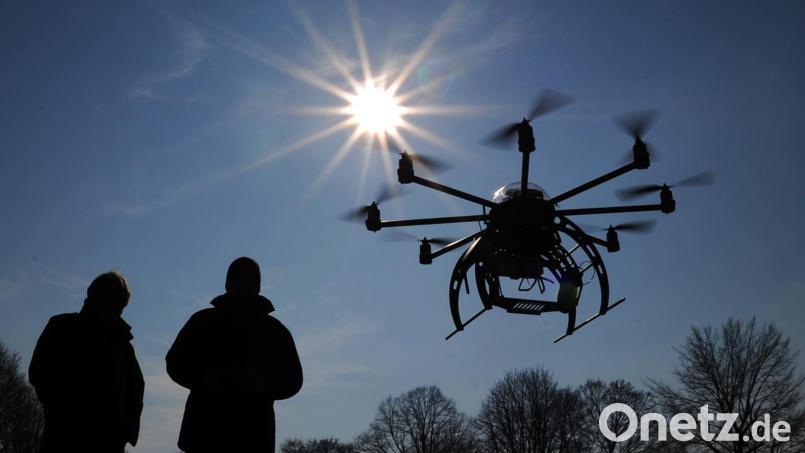 Zwei Männer lassen einen Oktokopter steigen. Als Drohnen werden unbemannte Fluggeräte bezeichnet. Zunehmend sind sie im zivilen Einsatz - ob als Spielzeug oder als Hilfsmittel. Ein Drohnenflug erfordert aber viel Vorbereitung. Symbolbild: Julian Stratenschulte/dpa