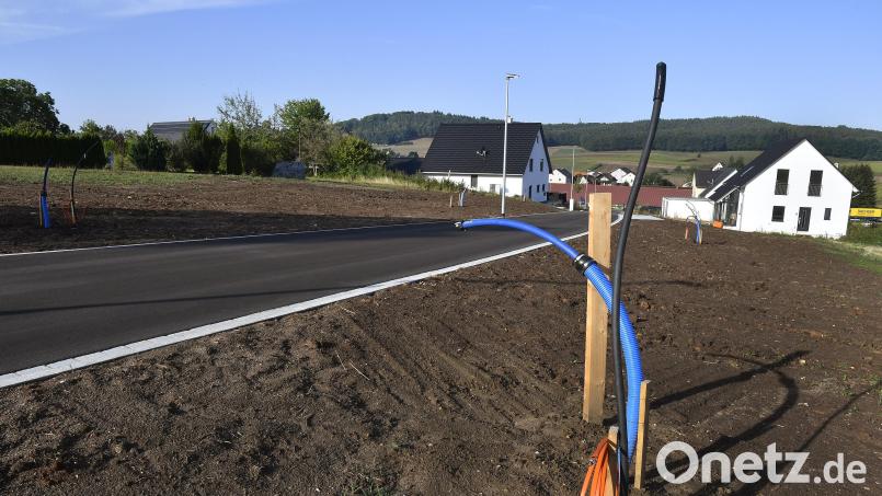 So sieht das neue Baugebiet "Am Himmelsweiher 2" in Raigering hinter der Norma aus. Sechs neue Häuser sollen in den kommenden Jahren entstehen. Bild: Petra Hartl