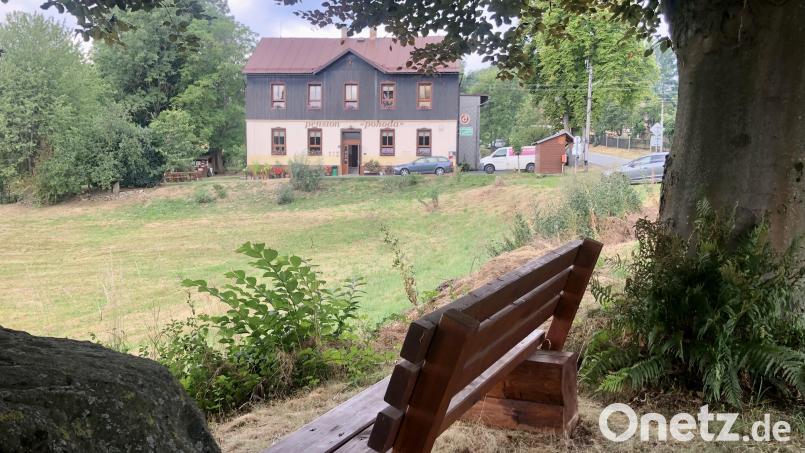 Das Gebäude der Pension Pohoda zeugt von der wechselhaften Geschichte des Ortes. Es war einst Schule, dann Sitz der Volksmilizen, heute beliebtes Ziel von Besuchern aus Tschechien und Bayern. Bild: Veronika Hofinger