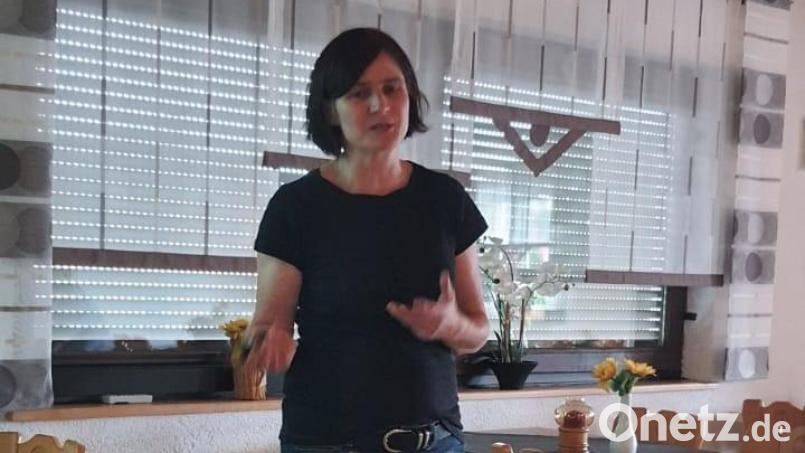 Renate Feuchtmeyer, staatliche Fachberaterin für Bienenzucht in der Oberpfalz, konnte alle Fragen beantworten und viele Tipps geben. Bild: rpp