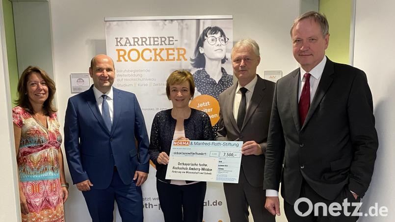 Im Bild (von links) Sabine Märtin (Leiterin OTH Professional), Lars Sikkes (Bereichsleiter Aus- und Weiterbildung), Prof. Dr. Christiane Hellbach (Vizepräsidentin OTH Amberg-Weiden), Anton Gleixner (Niederlassungsleiter des Norma-Zweigbetriebs Regenstauf) und Ulrich Schäfer (Verkaufsleiter Norma Regenstauf) bei der Spendenübergabe. Bild: Jennifer McCubbin-Vollath/OTH Amberg-Weiden/exb