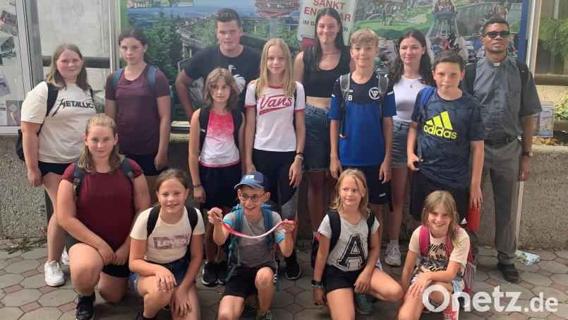 Am Ende eines langen Tagesmachten die Lausbuben und -mädels Gottes noch ein gemeinsames Erinnerungsbild vom Tagesausflug in den Bayernpark. Bild: mez