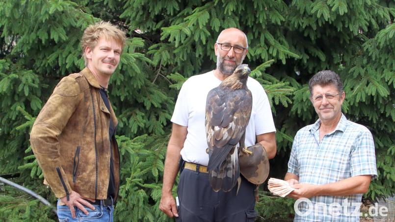 Der Steinadler ist mit dabei bei der Spendenübergabe: (von links) Stefan Thar, Vorsitzender des Schlackenvereins, Hans Weiß, Besitzer der Tierauffangstation, Peter Ostermann, Kassier des Schlackenvereins. Bild: mfh