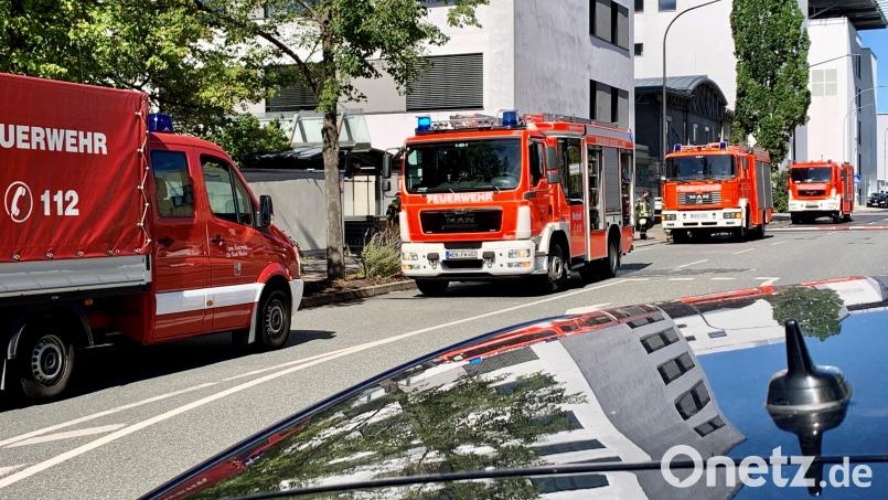 Am Dienstagmorgen brennt in der Tiefgarage des Weidener Klinikums ein Fahrzeug. Bild: Gabriele Schönberger