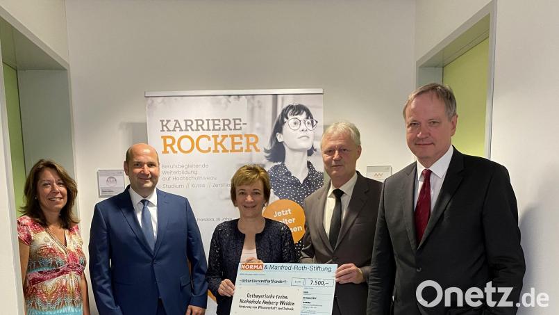 Freude über die 7500-Euro-Spende aus der Stiftung des Norma-Gründers Manfred Roth (von links): Sabine Märtin, Leiterin von OTH Professional, Lars Sikkes, Bereichsleiter Aus- und Weiterbildung, OTH-Vizepräsidentin Prof. Dr. Christiane Hellbach, Anton Gleixner, Niederlassungsleiter des Norma-Zweigbetriebs Regenstauf, und Ulrich Schäfer, Verkaufsleiter von Norma Regenstauf. Bild: Jennifer McCubbin-Vollath/OTH Amberg-Weiden/exb