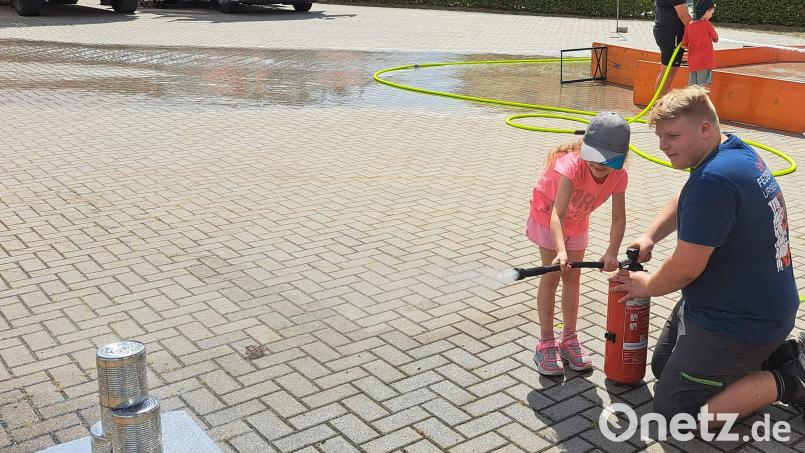 Spielerisch wurden die Kinder beim Ferienprogramm in Ursensollen mit den Aufgabengebieten der Feuerwehr bekannt gemacht. Bild: egl
