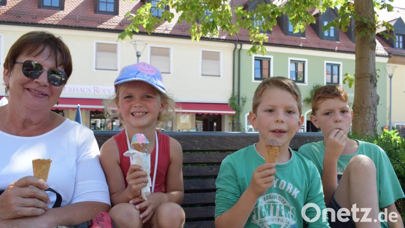 Als die Eis-Tournee von Oberpfalz-Medien Halt in Tirschenreuth machte, war eine Abkühlung dringend gefragt. Die Resonanz der Eis-Liebhaber konnte sich mehr als sehen lassen. Bild: szl