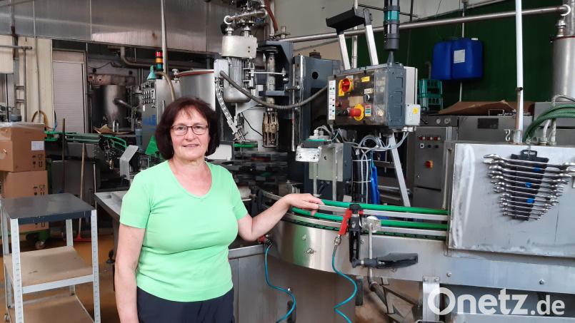 Fast neu ist die Abfüllanlage der Obstkelterei Rauh mit Flaschenreinigung und Etikettierung. Eine mittlere sechsstellige Summe hat die Familie von Lina Pühl hier über die vergangenen Jahre investiert. Bild: Peter Rauscher