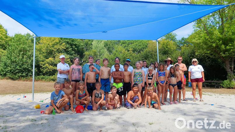 Der Förderkreis Freibad und die Wasserwacht Friedenfels lockten mit einem tollen Angebot zum Ferienprogramm. Die Verantwortlichen der beiden Vereine, Lisa Rauh und Patricia Henze (hinten, Sechste und Siebte von links) sowie Kerstin Münchmeier (hinten, links), organisierten mit zahlreichen Helferinnen einen unvergesslichen Nachmittag für die Kinder. Bild: bsc