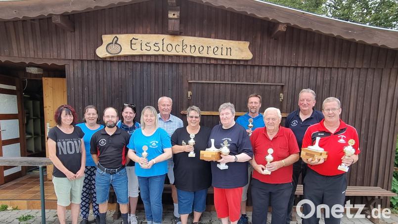 Die Schnaittenbacher Eisstockschützen um Vorsitzenden Martin Kausler (Zweiter von rechts) ermitteln ihre Vereinsmeister. Bild: nag