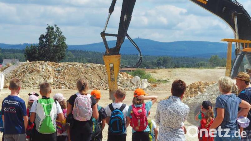 Als ein riesiger Bagger einen kleinen Sterin zertrümmert, lässt kein Kind die Szene im Spatwerk &quot;Silbergrube&quot; aus den Augen. Bild: fjo