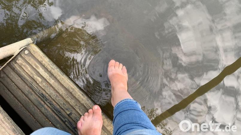 Von den Algen, die vergangene Woche im Wasser im Weidener Stadtbad schwammen, ist nach dem Regen am Wochenende nicht mehr viel zu sehen. Das Gesundheitsamt Neustadt/WN prüft zur Sicherheit aber die Wasserqualität. Bild: Gabi Schönberger