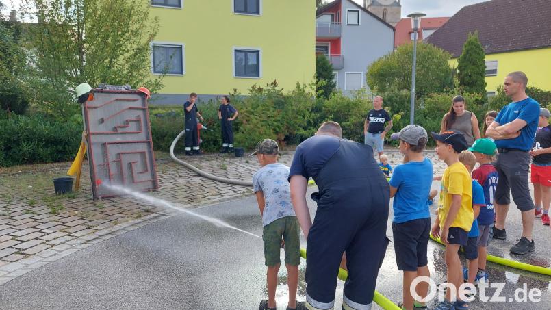Bei der Feuerwehr Eschenbach dürfen die Kinder auch mit den Kübelspritze ihre Geschicklichkeit beweisen. Bild: Magdalena Gradl /FFW Eschenbach/exb