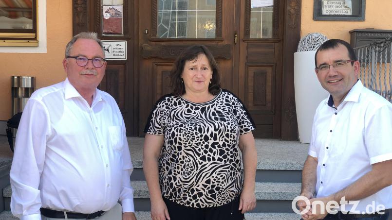 Die Bundestagsabgeordneten Udo Schiefner und Marianne Schieder sprachen mit dem Gesamtprojektleiter für die Elektrifizierung, Norman Wilk (von links), über die Elektrifizierung der Bahnstrecke Hof–Regensburg. Bild: Peter Wein/exb