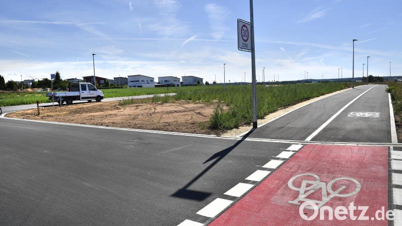 Die Erschließung des Neubaugebiets Kennedystraße Süd II ist beendet. Im Hintergrund (links) ist ein Teil des Gebiets Kennedystraße Süd I zu sehen. Bild: Petra Hartl