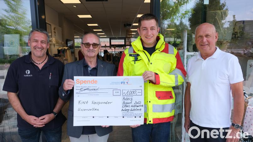 Mit weiteren 1000 Euro unterstützt das Lions-Hilfswerk Amberg-Sulzbach die First Responder der Feuerwehr Ursensollen, die stellvertretender Leiter Josef Graml (Zweiter von rechts) in Amberg entgegennimmt. Den Scheck übergeben (von links) Club-Präsident Matthias Hahn, Schatzmeister Hans Fürnkäs und Gustl Walleter als Vorsitzender des Hilfswerks. Bild: usc